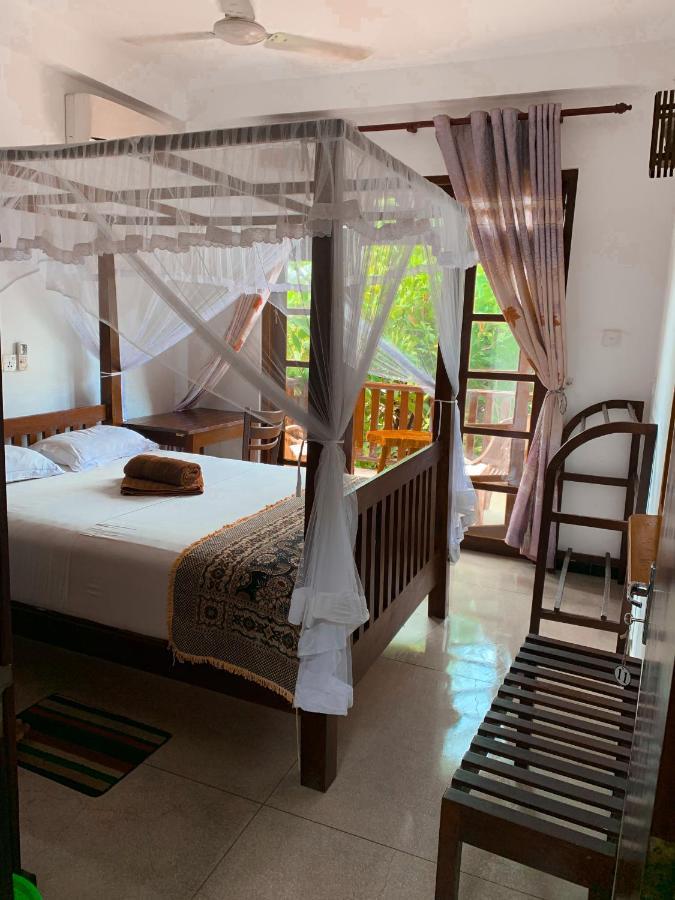 Ceylon Surf Guest And Restaurant Bed & Breakfast Weligama Exterior photo