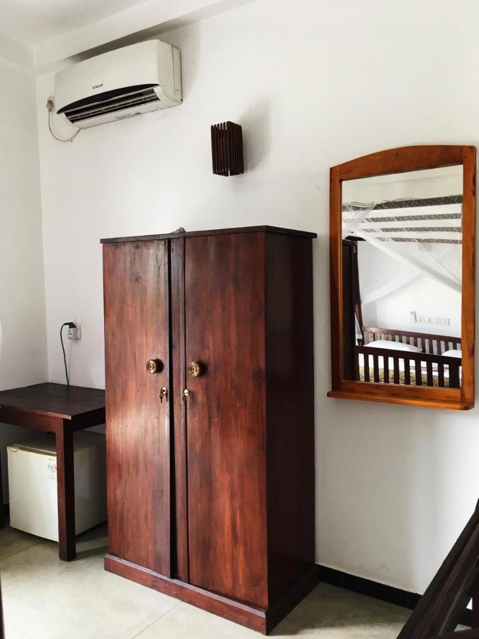 Ceylon Surf Guest And Restaurant Bed & Breakfast Weligama Exterior photo